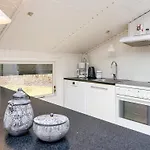 6 Person In Ansager-by Traum