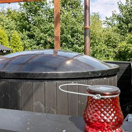 6 Person In Ansager-by Traum