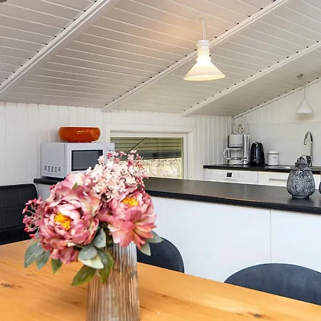 6 Person In Ansager-by Traum